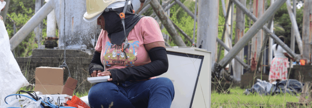 Una mujer está montando equipo de Internet.